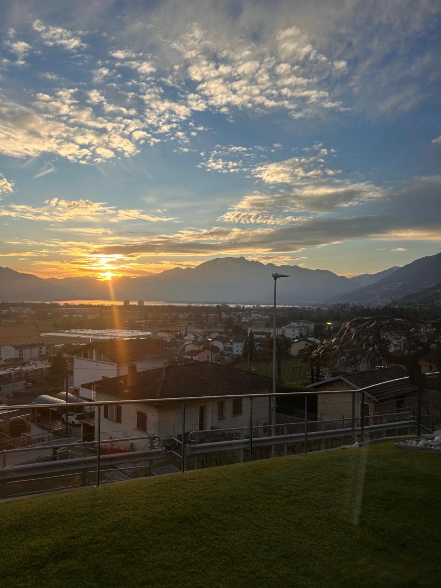 Moderno Bilocale Vista Lago Maggiore Gordola Dış mekan fotoğraf